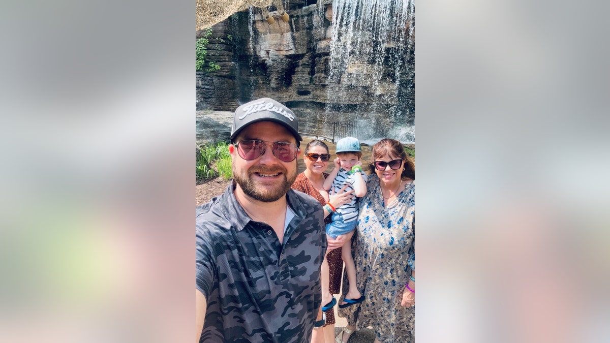 El marido de Amy Duggar tomándose un selfie con su hijo, Amy Duggar King y su suegra.