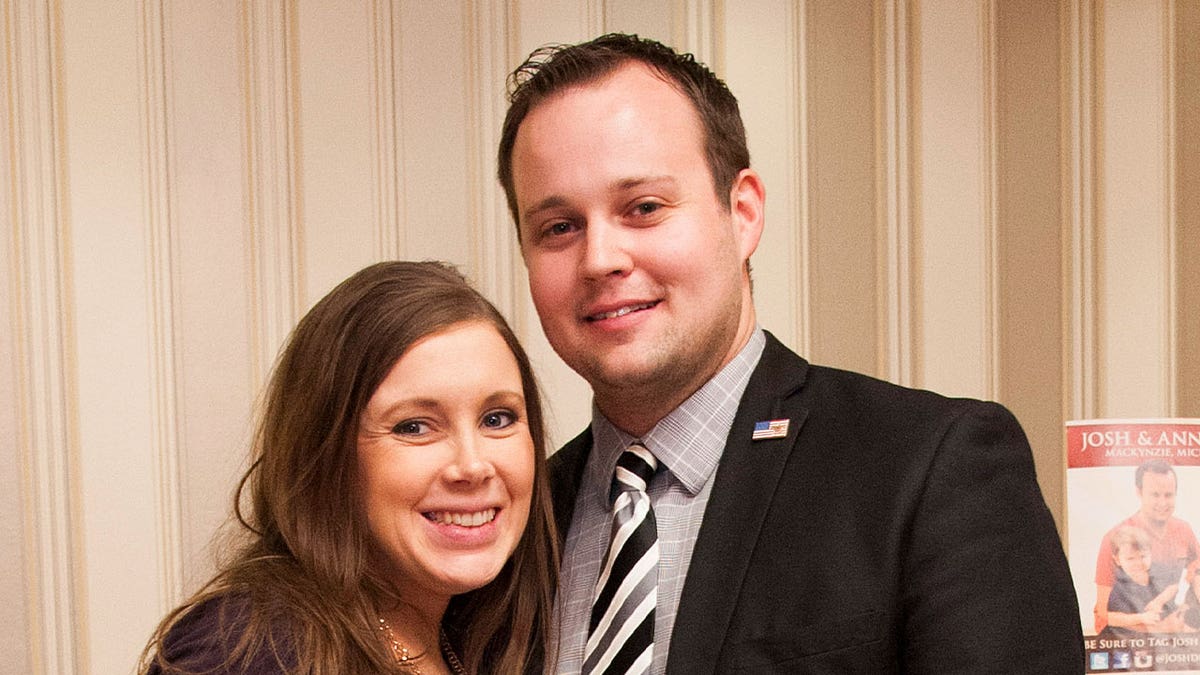 Josh Duggar Anna Duggar posando juntos