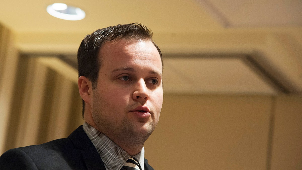 Josh Duggar hablando en el escenario.