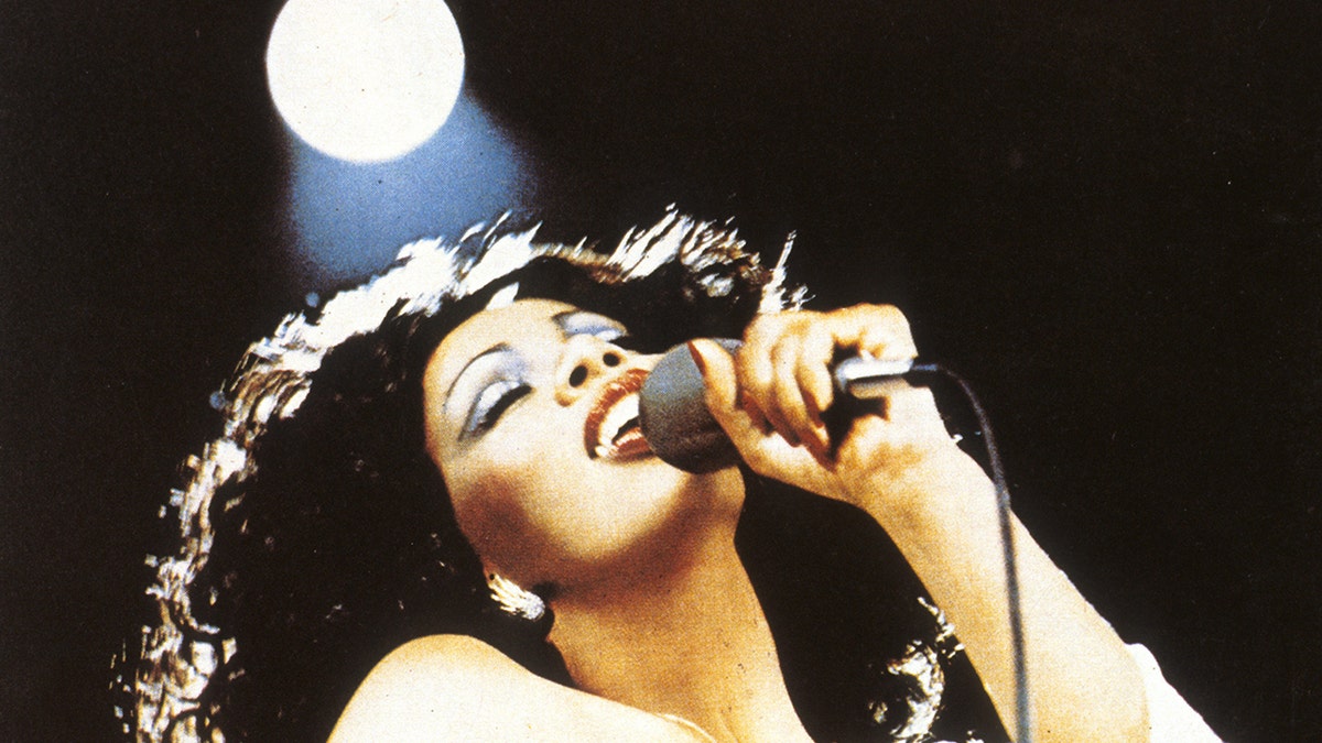 Un primer plano de Donna Summer en el escenario