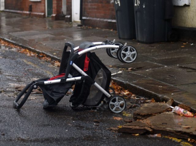 Un cochecito desechado se encuentra en la calle en el área de Eastwood de Rotherham, South Yorkshir