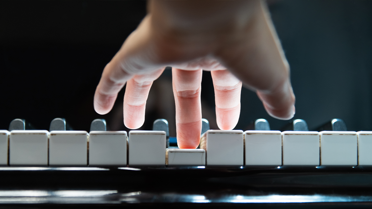 Un profesor de piano de Hollywood huye supuestamente del país tras una condena por abusos sexuales a un adolescente Una mano sobre el teclado de un piano, pulsando una tecla con el dedo corazón