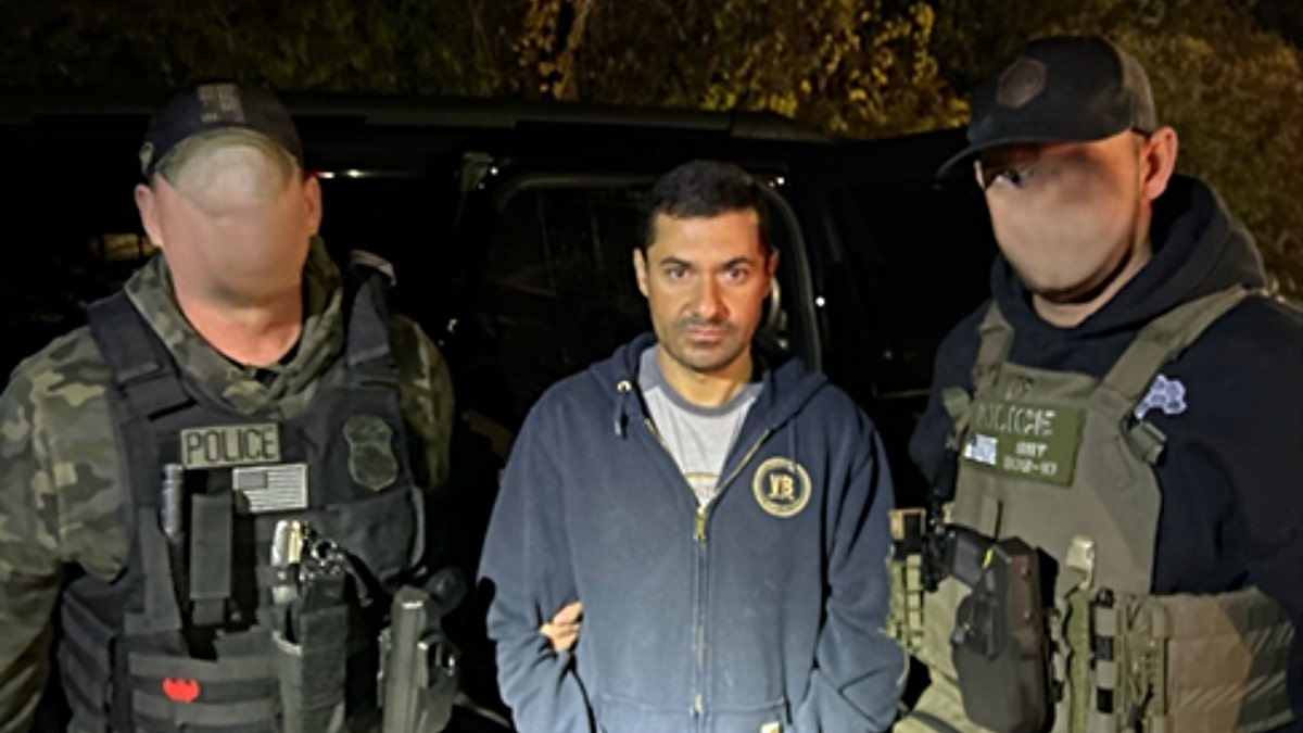Una foto de Andre Tiago Lucas siendo detenido por ICE en 2024