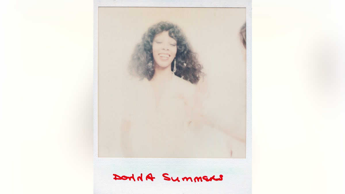 Una polaroid de Donna Summer sonriendo sobre un fondo brumoso