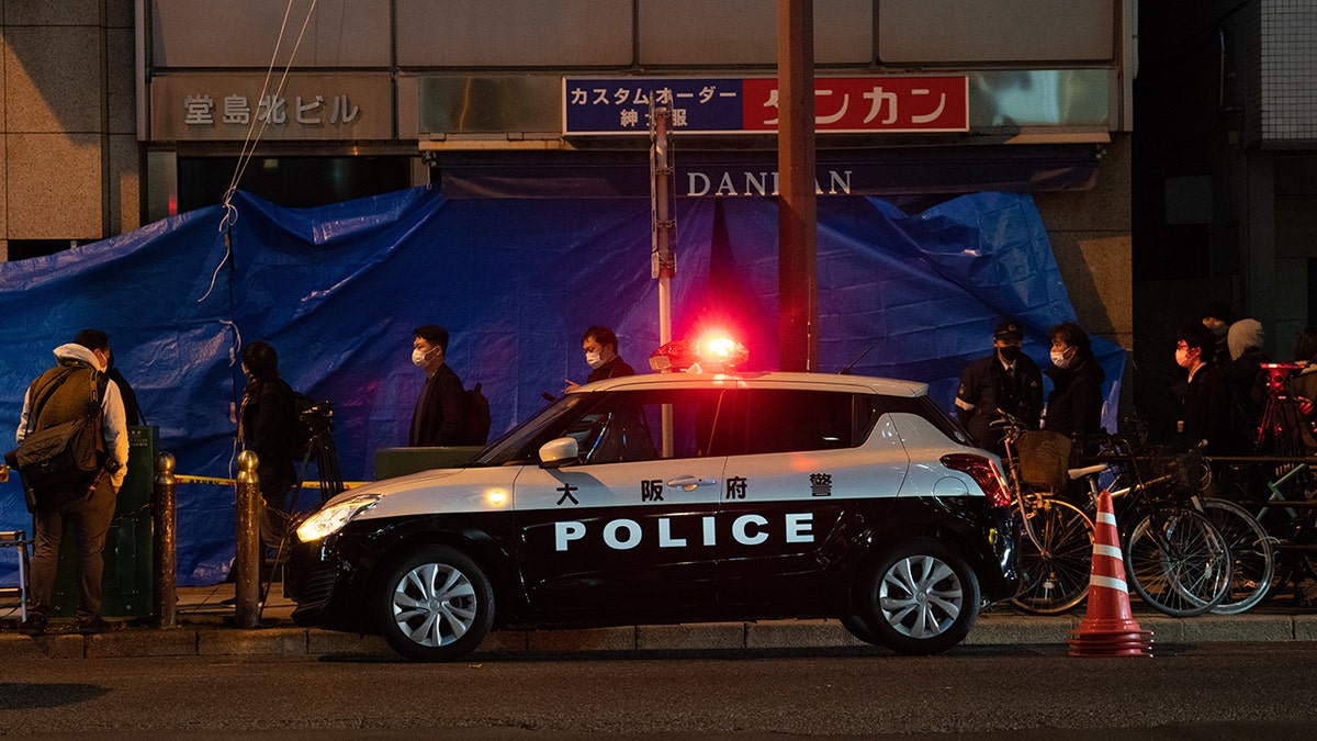 Un coche de policía estacionado en Osaka, Japón. Diciembre de 2021.