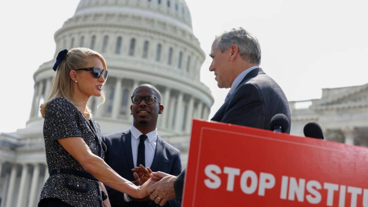 Paris Hilton con el Senador Merkley en un evento de prensa en Capitol Hill 