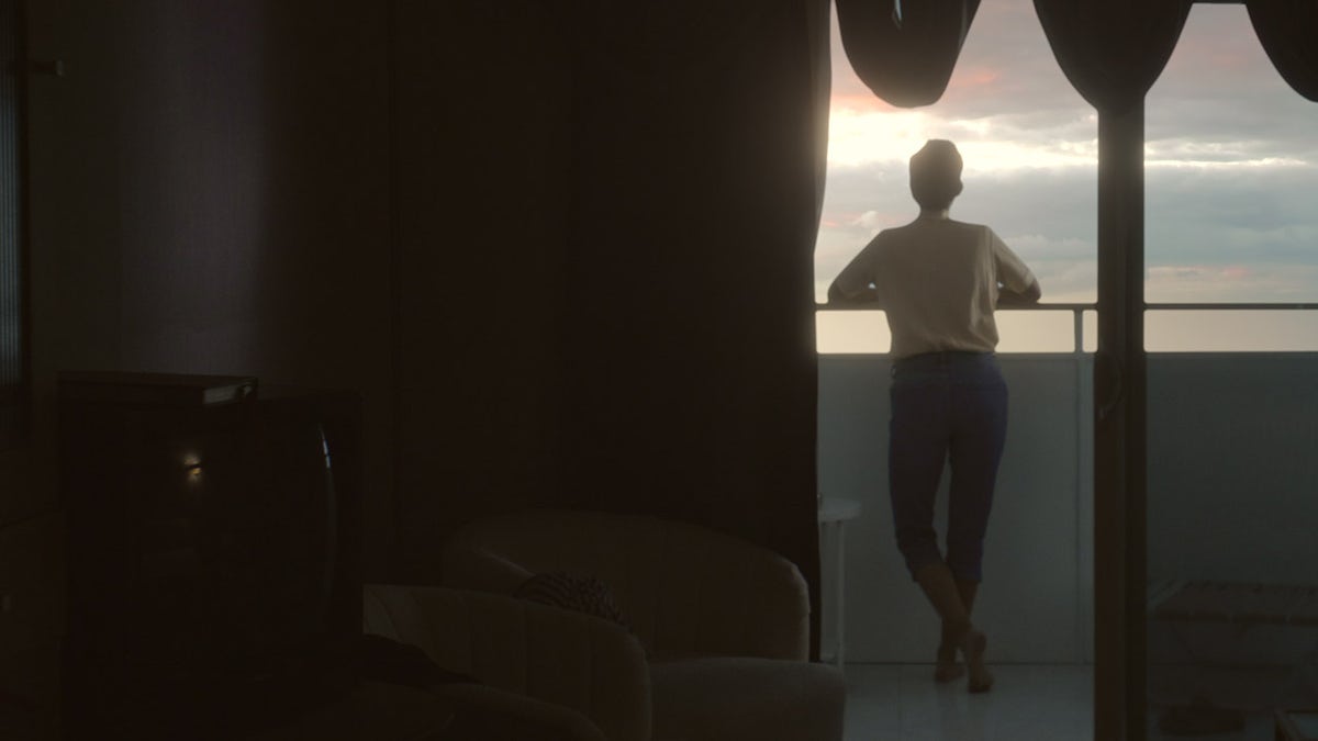 Amy Bradley mirando una puesta de sol desde un crucero.
