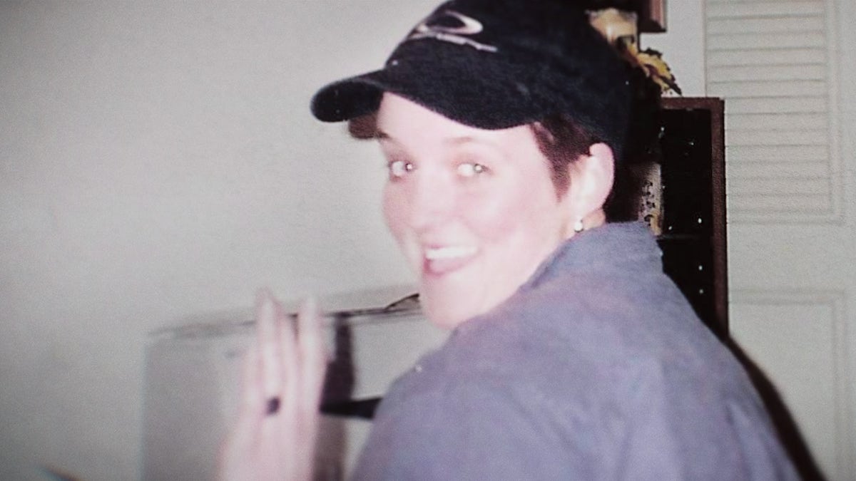 Amy Bradley vistiendo una camisa gris y una gorra negra.