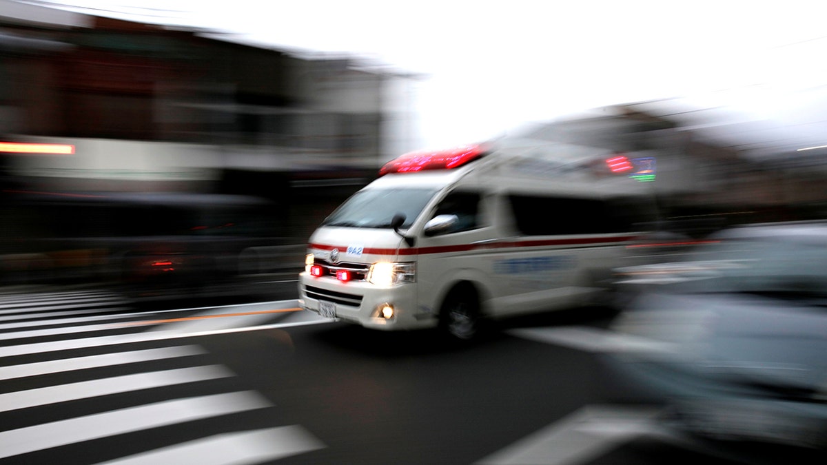 Una ambulancia atraviesa el tráfico en Osaka, Japón, el 24 de octubre de 2017.