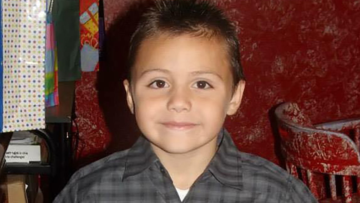 Anthony avalos con camisa marrón