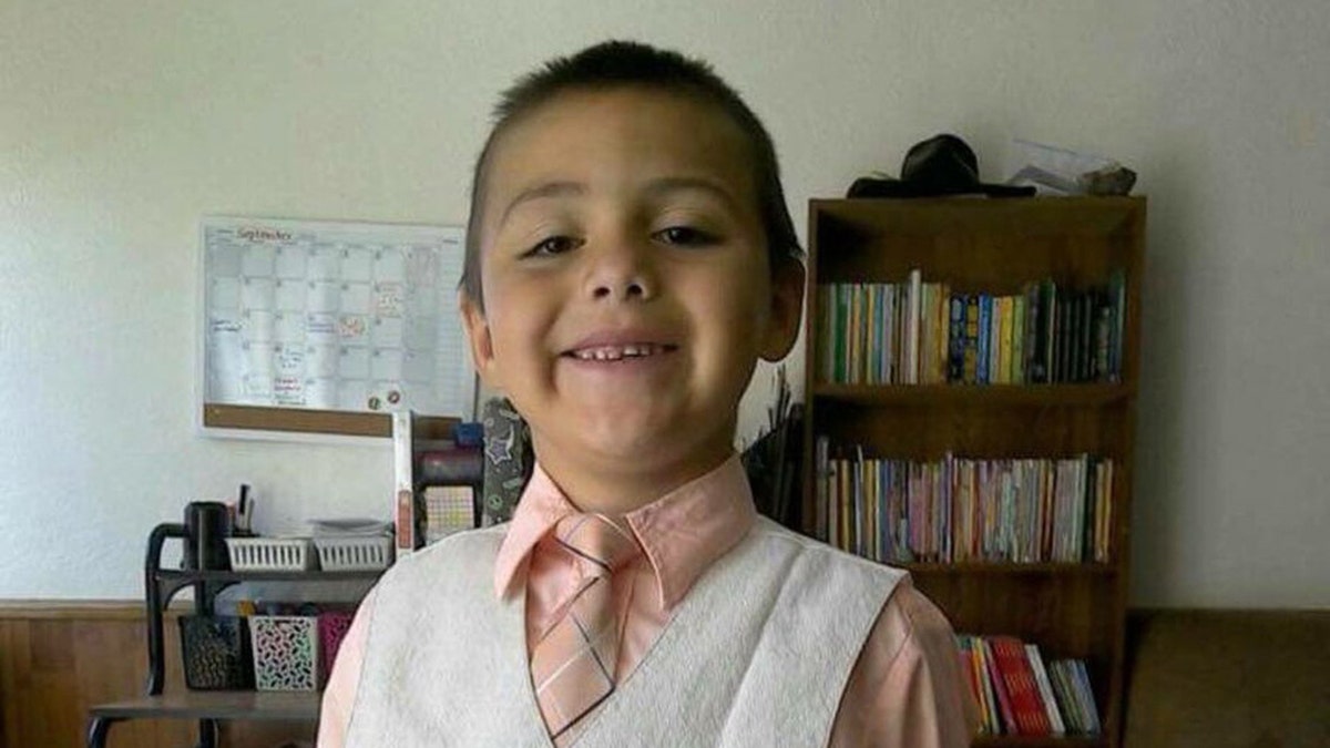 Anthony Avalos sonríe con corbata y chaleco