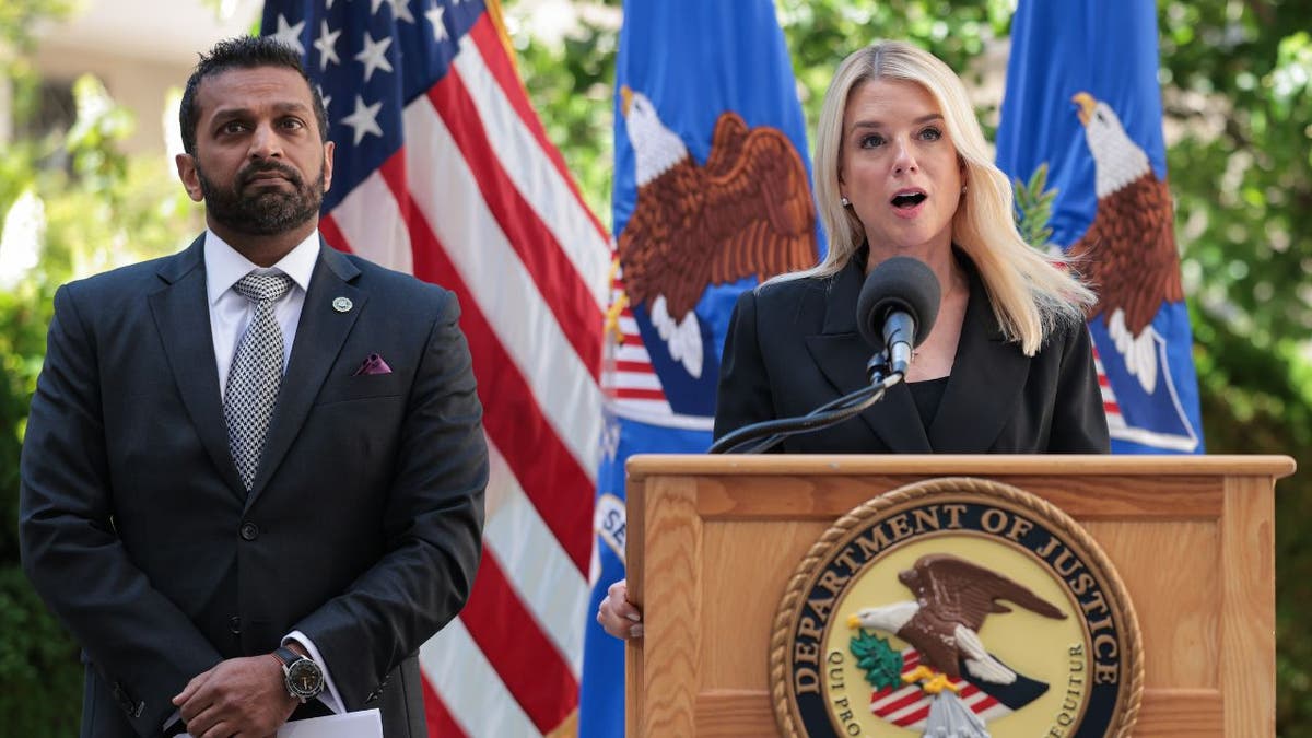 La Fiscal General Pam Bondi y el Director del FBI Kash Patel en una conferencia de prensa