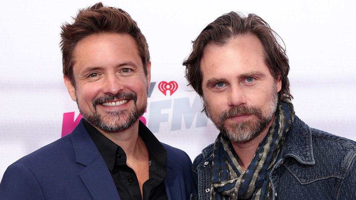 Las estrellas mundiales de Boy Meets Will Friedle y Rider Strong en la alfombra roja