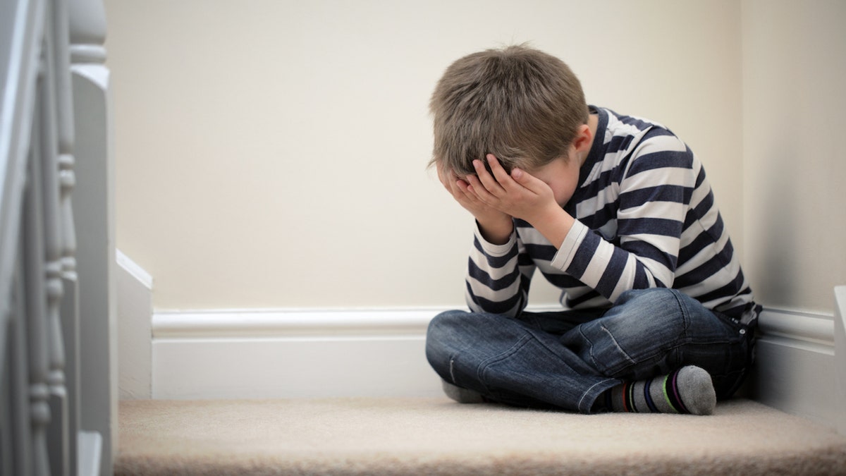 Niño llorando molesto