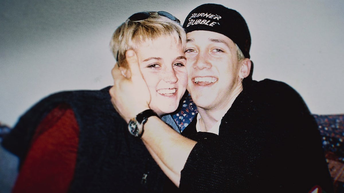 Brad Bradley abrazando a Amy Bradley