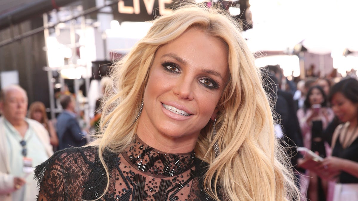 Vestido negro transparente deportivo de Britney Spears en la alfombra roja