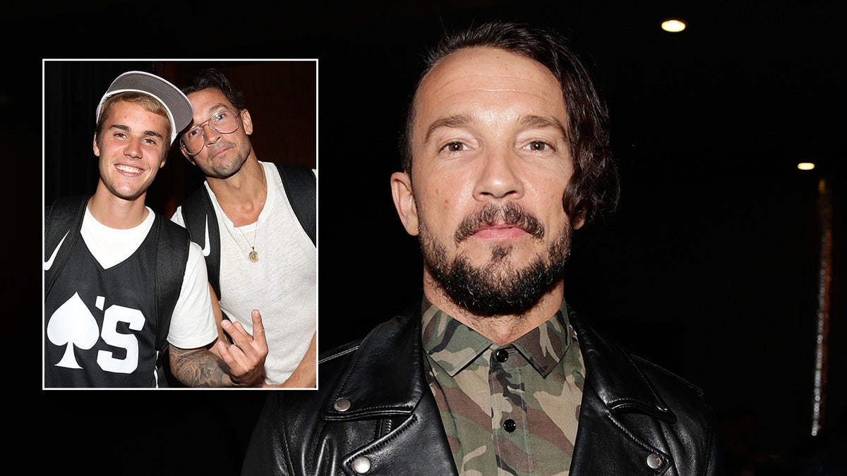 Carl Lentz y su mejor amigo Justin Bieber sonríen antes de la iglesia