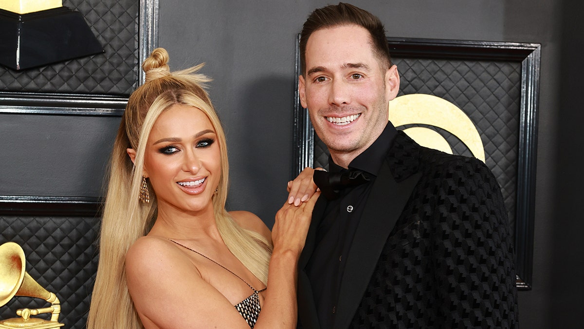 Carter Reum y Paris Hilton en los Grammy