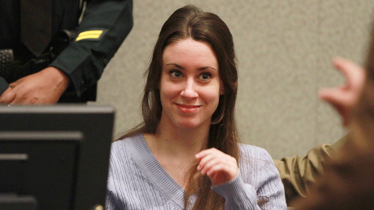 Casey Anthony sonriendo en la corte