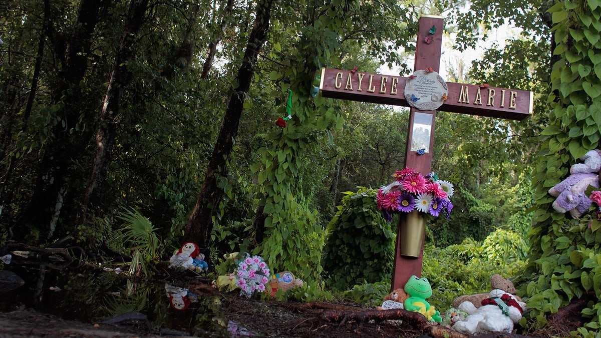 Una cruz en el memorial de Caylee Anthony