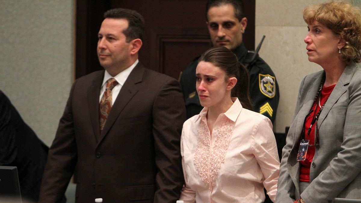 Casey Anthony llorando después de descubrir que no es culpable