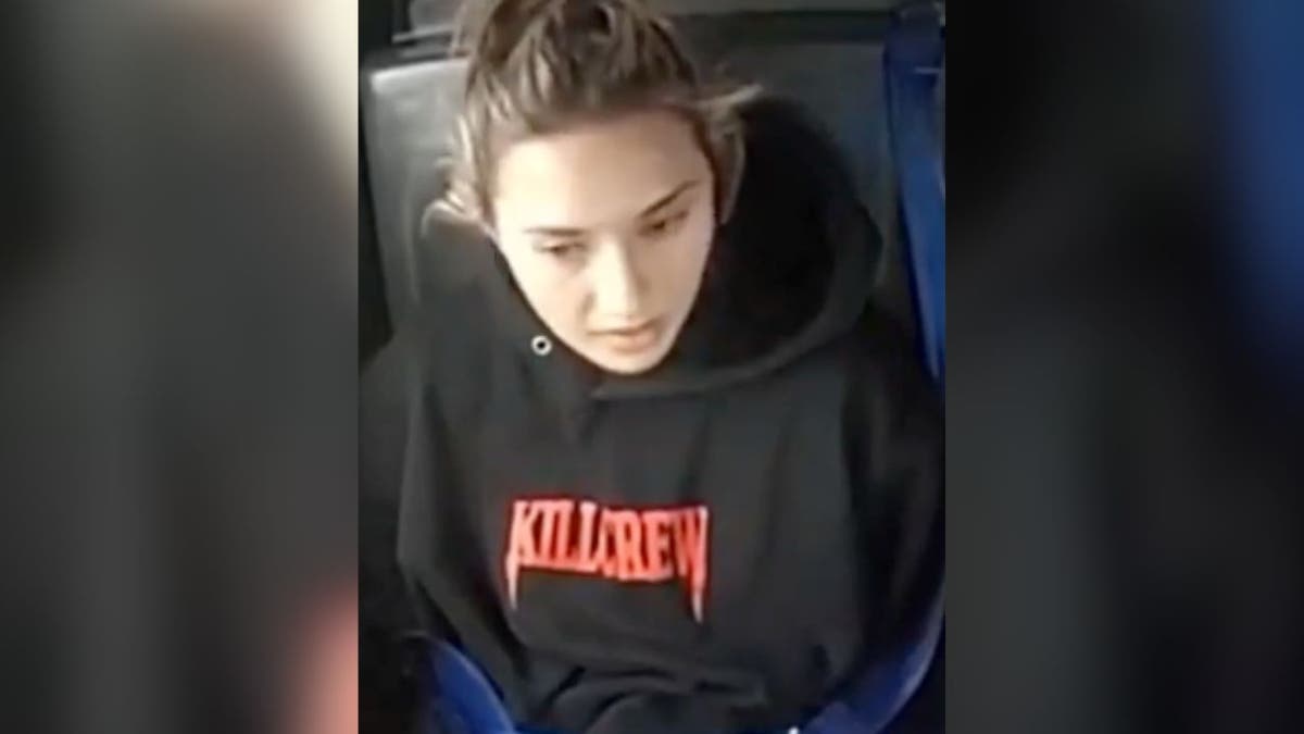 Christina formella en un coche de policía