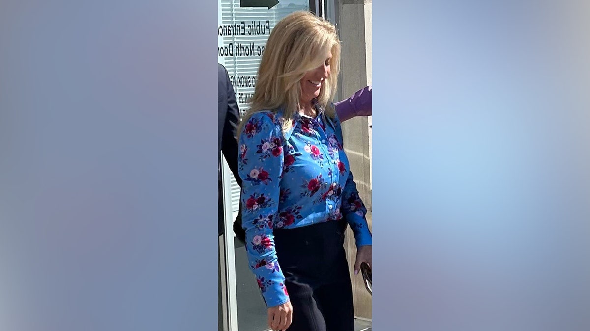 Cindy Clemishire abandona un juzgado de Oklahoma