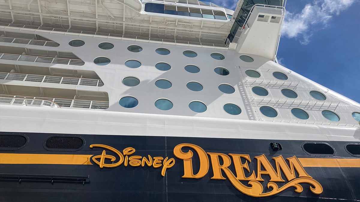 Primer plano del logotipo "Disney Dream" en el costado del crucero