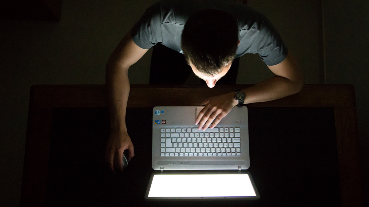 Hombre en la computadora