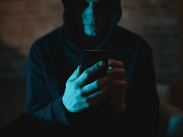 arrastrarse mirando su teléfono en la oscuridad