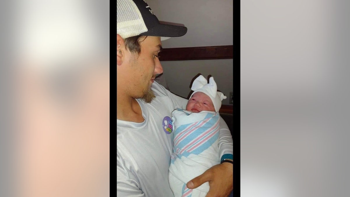 Daniel Williams sosteniendo a su hija cuando era bebé