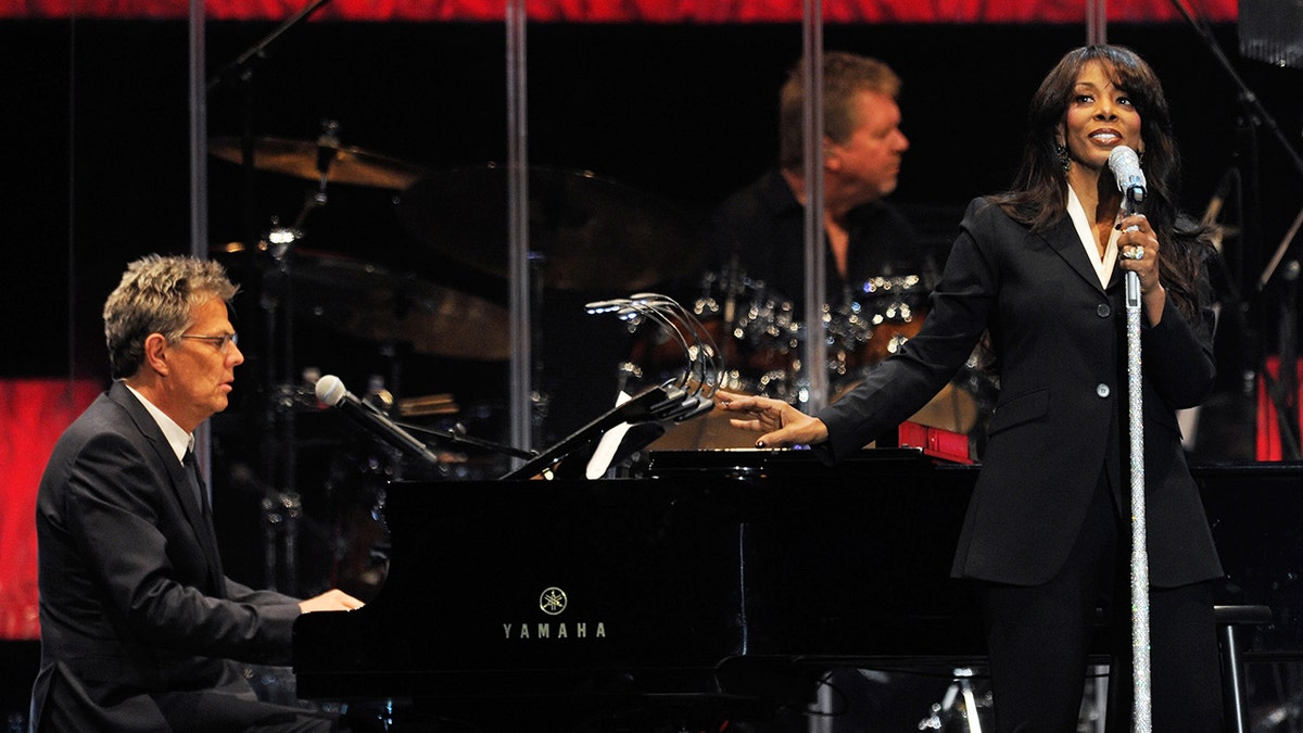 David Foster tocando el piano mientras Donna Summer canta
