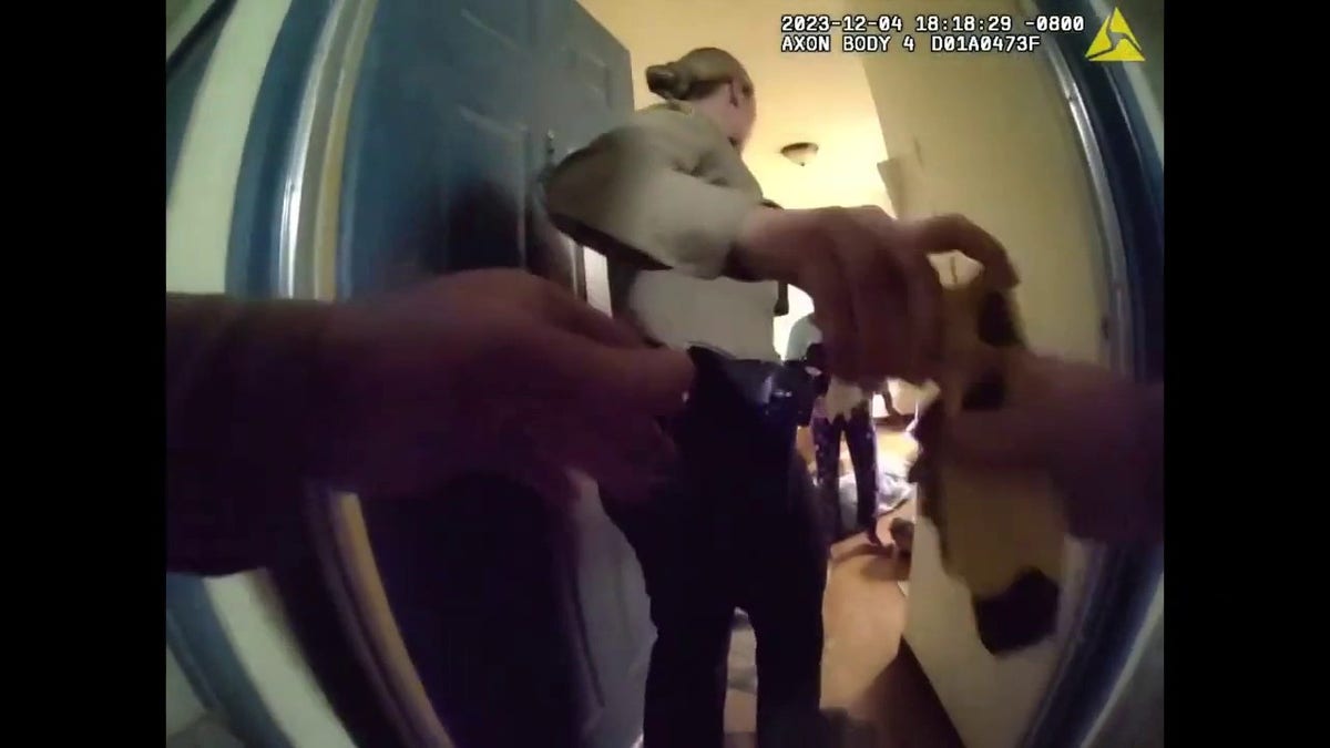 El diputado Ty Shelton recibe una pistola Taser de otro diputado