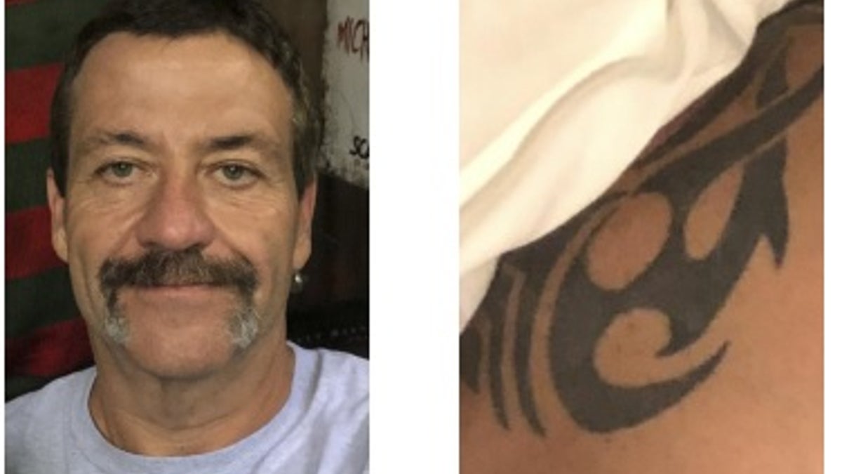 Donald Eugene Fields II en 2018, a la izquierda, y su distintivo tatuaje tribal en el hombro.