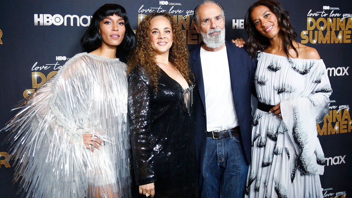 Las hijas de Donna Summers y el viudo Bruce Sudano posando