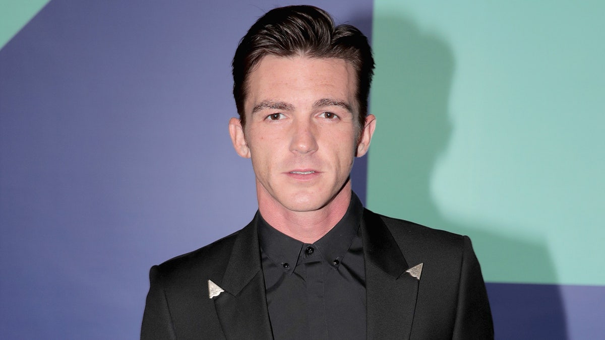 Drake Bell posa para las cámaras en un evento de alfombra roja.