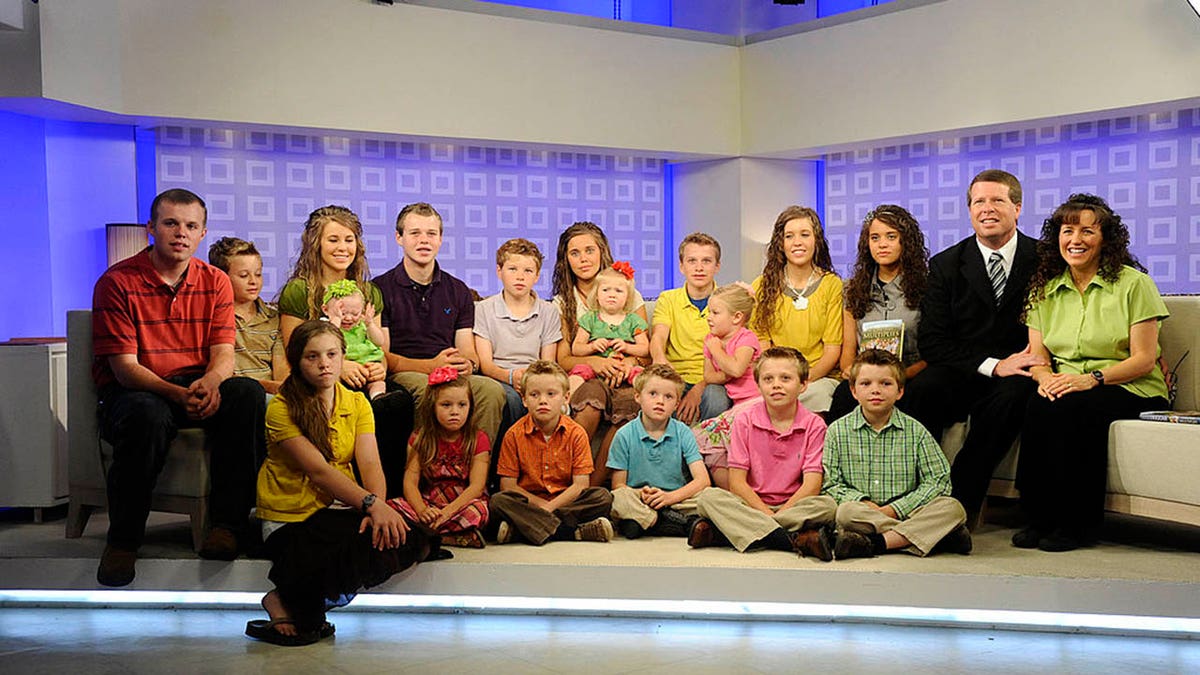 familia duggar todos juntos en un sofá