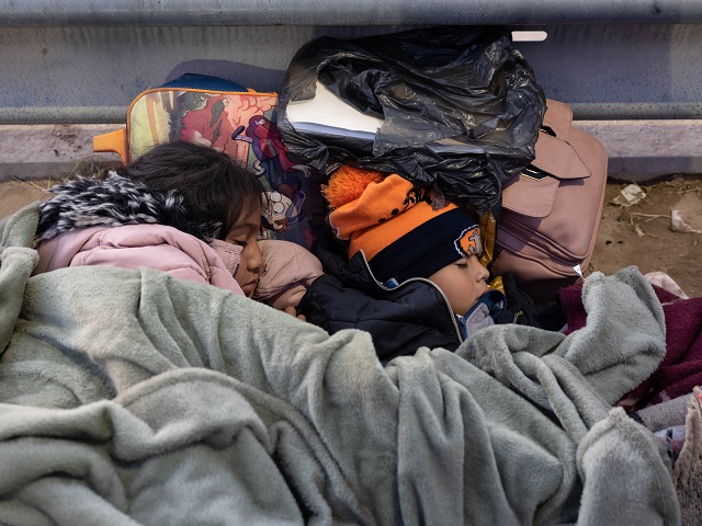 EL PASO , TEXAS-22 DE DICIEMBRE: Niños de Colombia duermen mientras pasan la noche acampados con su familia junto a la valla fronteriza entre Estados Unidos y México el 22 de diciembre de 2022 en El Paso, Texas. Un aumento en el número de migrantes que buscan asilo en los Estados Unidos ha desafiado a las autoridades locales, estatales y federales. Se espera que las cifras aumenten a medida que el destino de la autoridad del Título 42 para expulsar migrantes permanezca en el limbo a la espera de una decisión de la Corte Suprema que se espera después de Navidad. (Foto de John Moore / Getty Images)