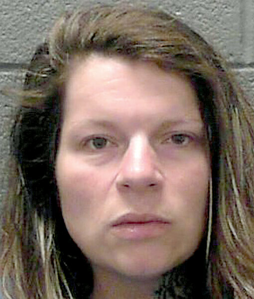 mujer de elkins acusada de negligencia infantil