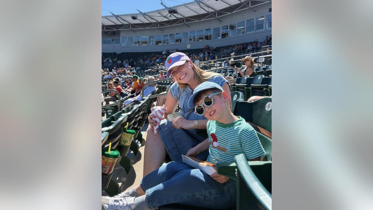 Emilie y Trigg Kiser en un partido de béisbol.