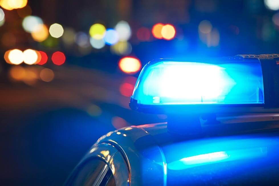 la policia de evans arresta a padres por delitos graves de abuso infantil