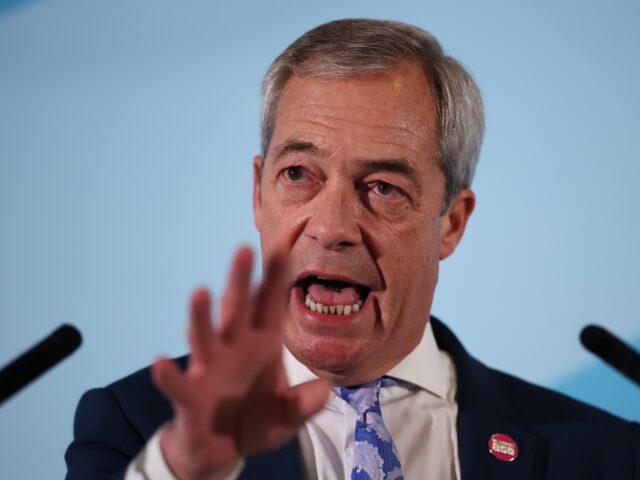 Farage acusa al Gobierno de "abuso infantil patrocinado por el Estado" al permitir ensayos con bloqueadores de la pubertad Farage acusa al Gobierno de