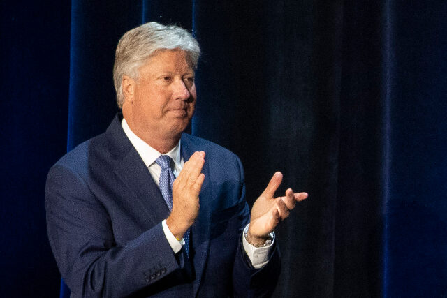 ARCHIVO-El pastor Robert Morris aplaude durante una mesa redonda en Gateway Church Dall