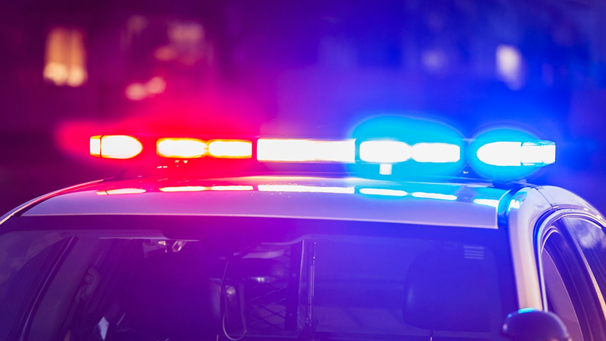 Luces intermitentes en la parte superior del coche patrulla de la policía