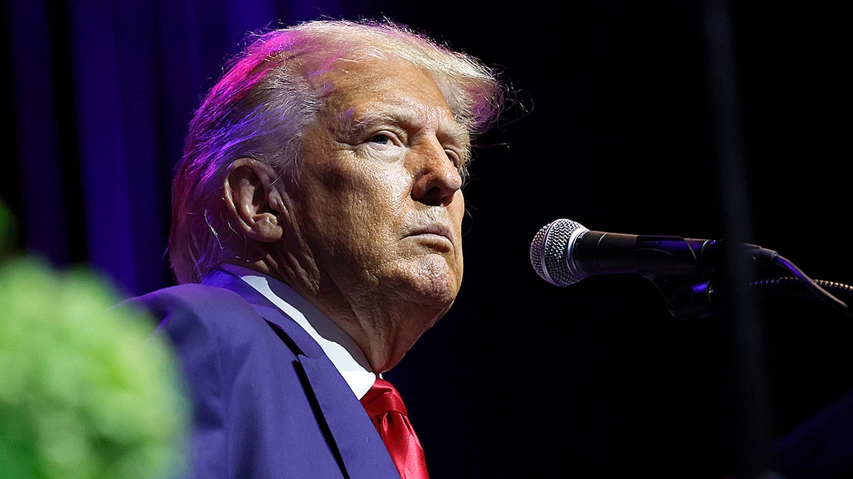 El expresidente Donald Trump habla en una recaudación de fondos