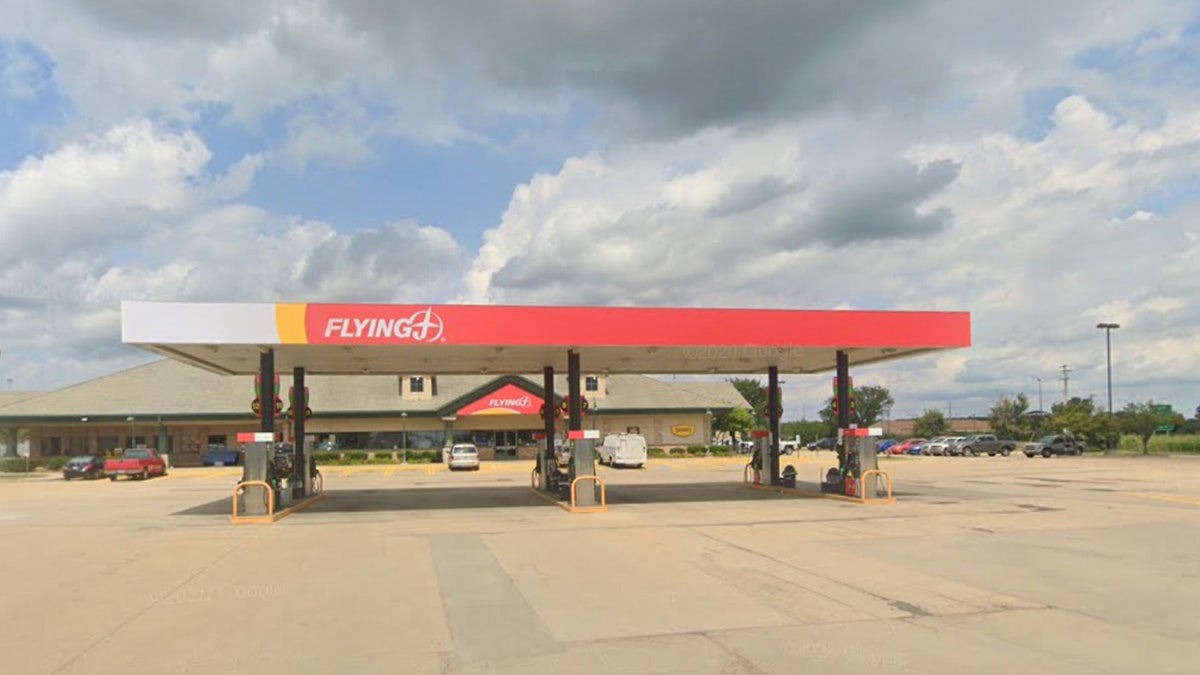 gasolinera con toldo rojo.