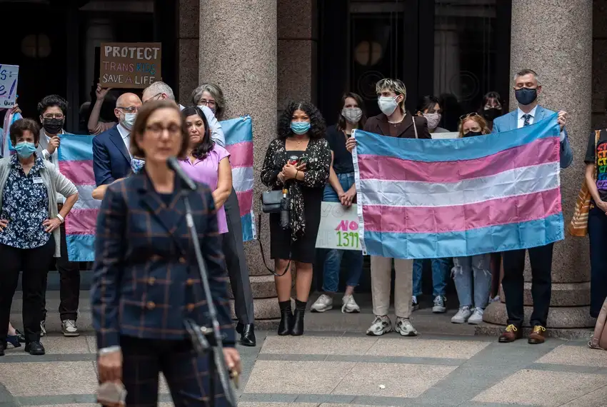un proyecto de ley del senado de texas consideraria maltrato infantil el tratamiento medico de ninos transexuales para reafirmar su genero