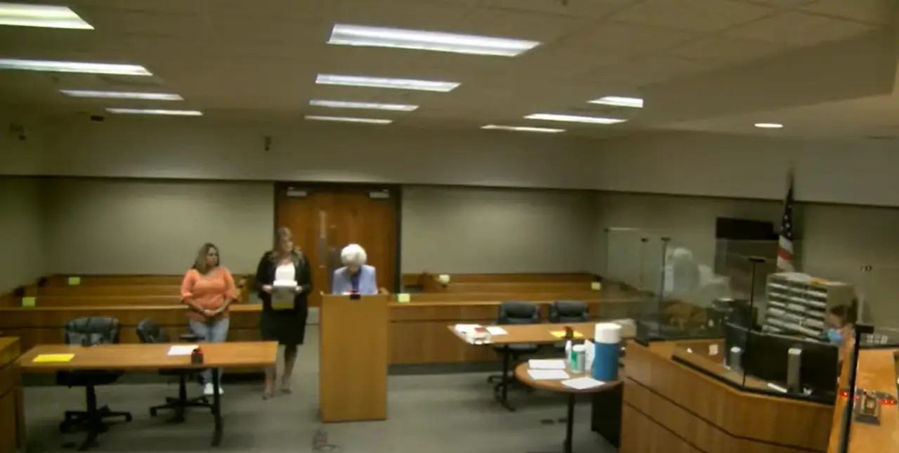 la mujer del condado de genesee cuya hija repartio gomitas de marihuana en la escuela se declara culpable de un cargo de abuso de menores