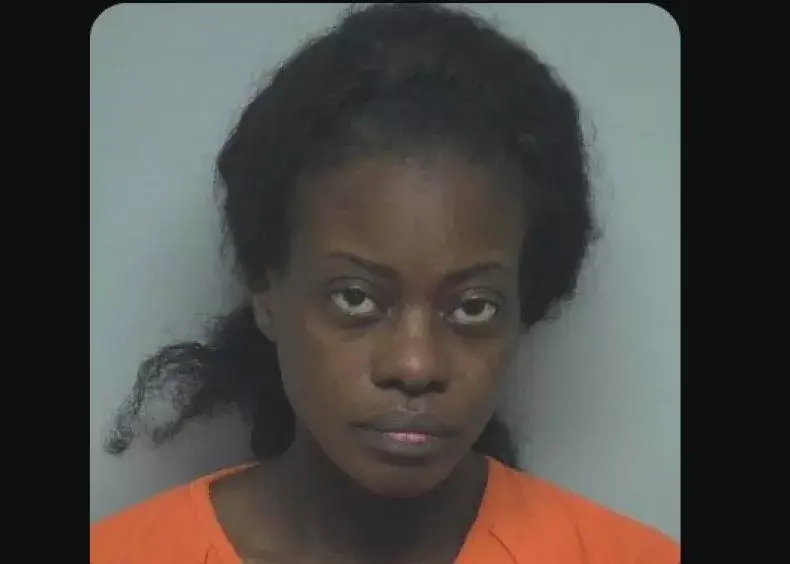 una nina detiene a su madre que mato a un hermano e intento ahogar a otro policia