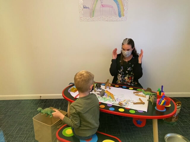 el centro de cuidado infantil de healthbeat ayuda a sobrevivientes de abuso infantil